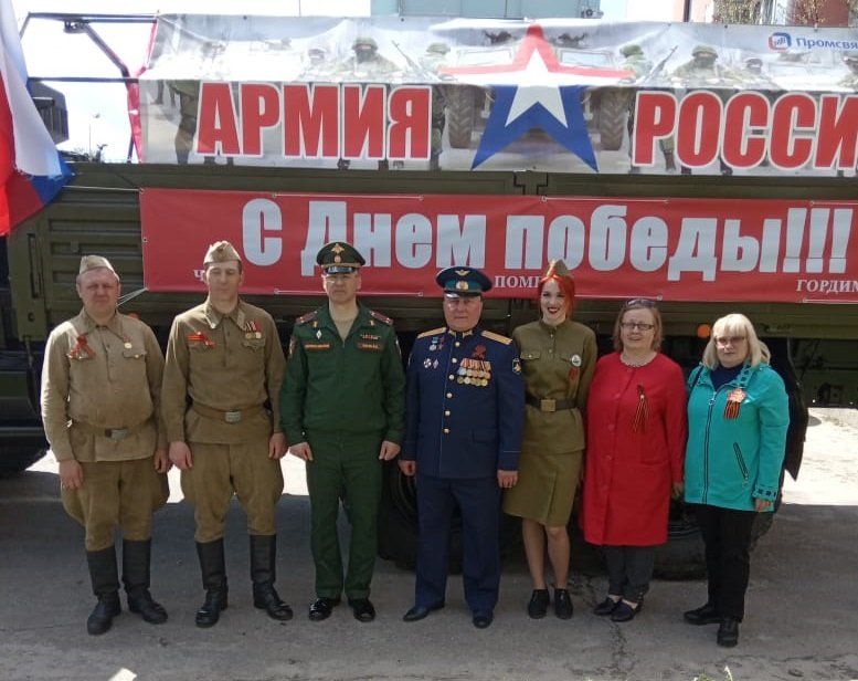 Курские зенитчики поздравили ветерана с Днем Победы