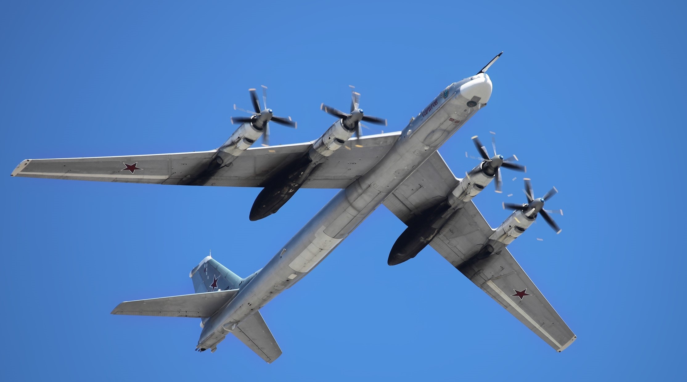 Ту-95 встретились с истребителями F-22 у берегов Аляски