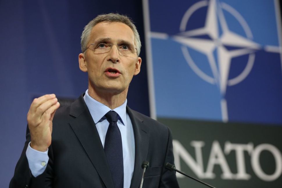 Генсек НАТО заявил о поиске путей диалога с Россией