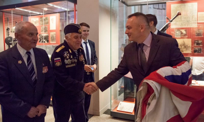 Музею Победы передан флаг британского крейсера «Белфаст»
