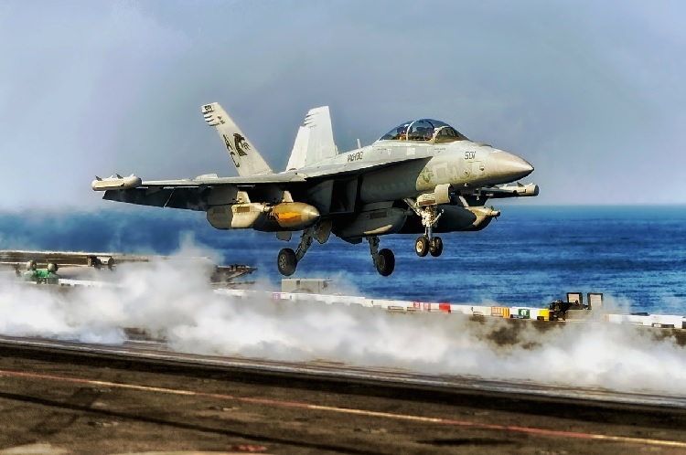 Китай угрожает американским кораблям и самолетам в Южно-Китайском море